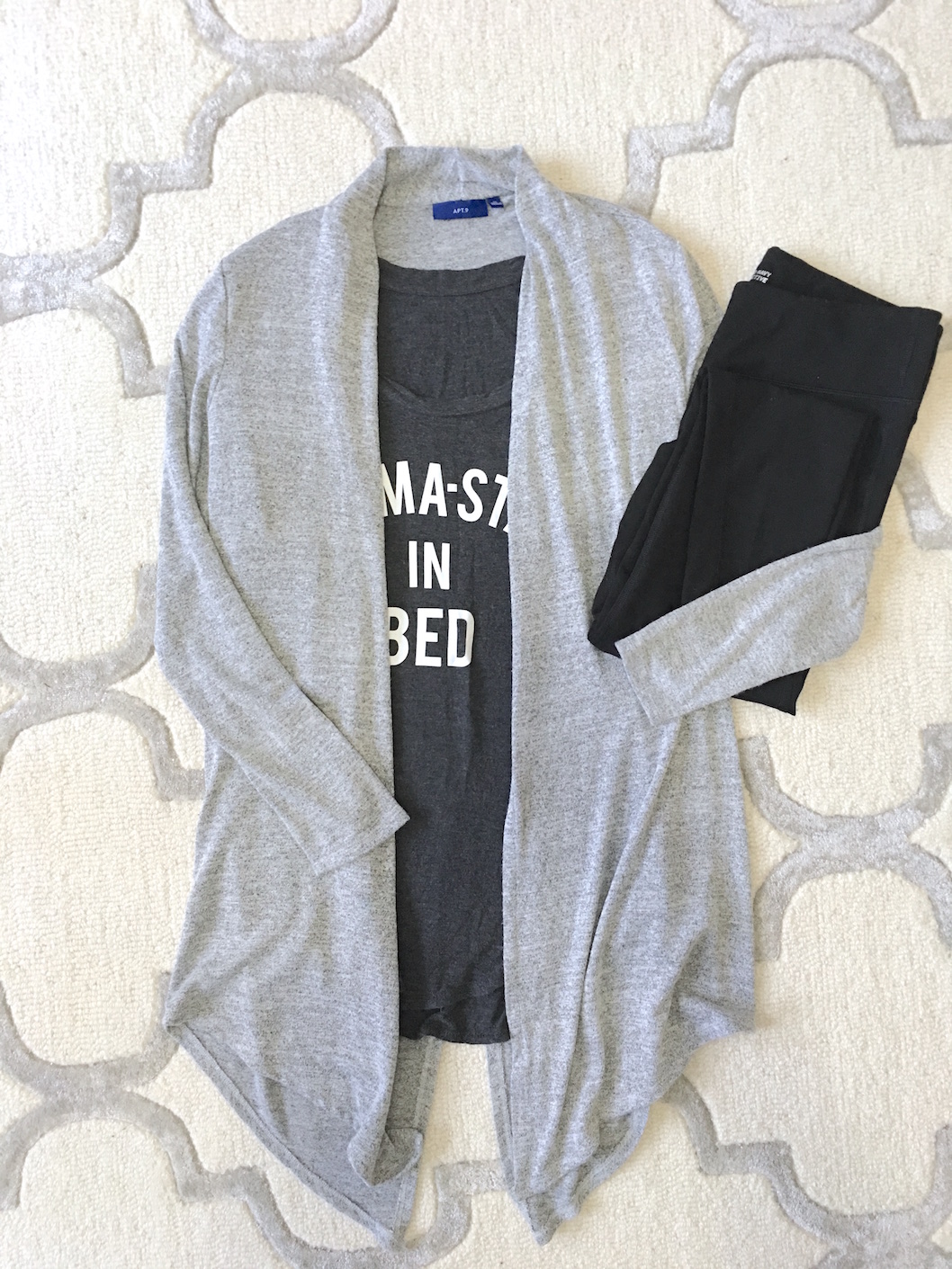 How To Create a Loungewear Capsule Wardrobe - A tee, leggings and cardigan outfit