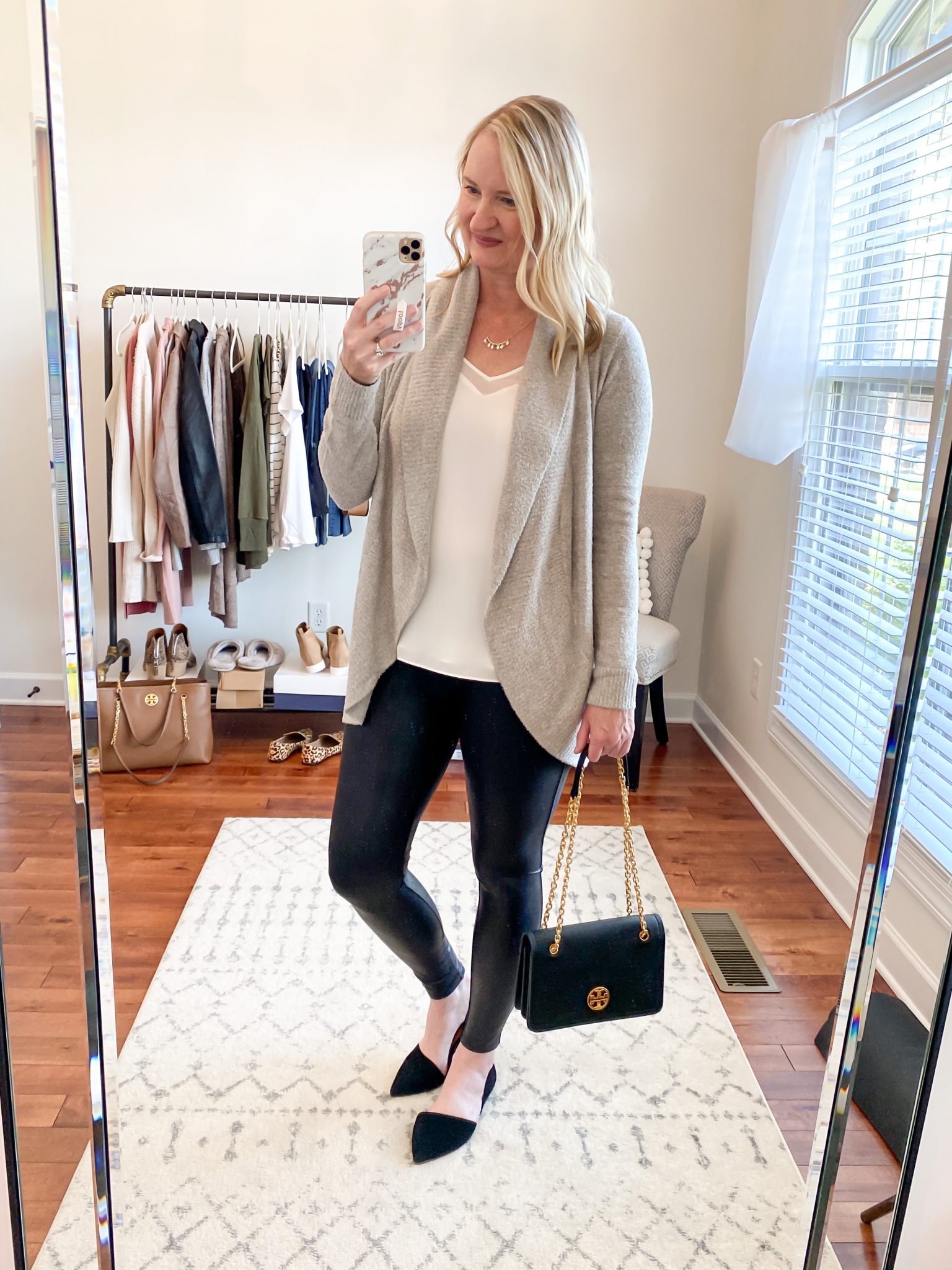 How To Add Color To A Neutral Wardrobe - une femme d'un certain âge