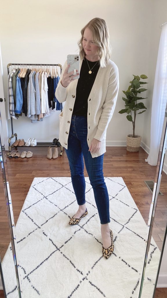 Outfits Diary Instagram October 2021 - black tee ivory cardigan jeans leopard flats