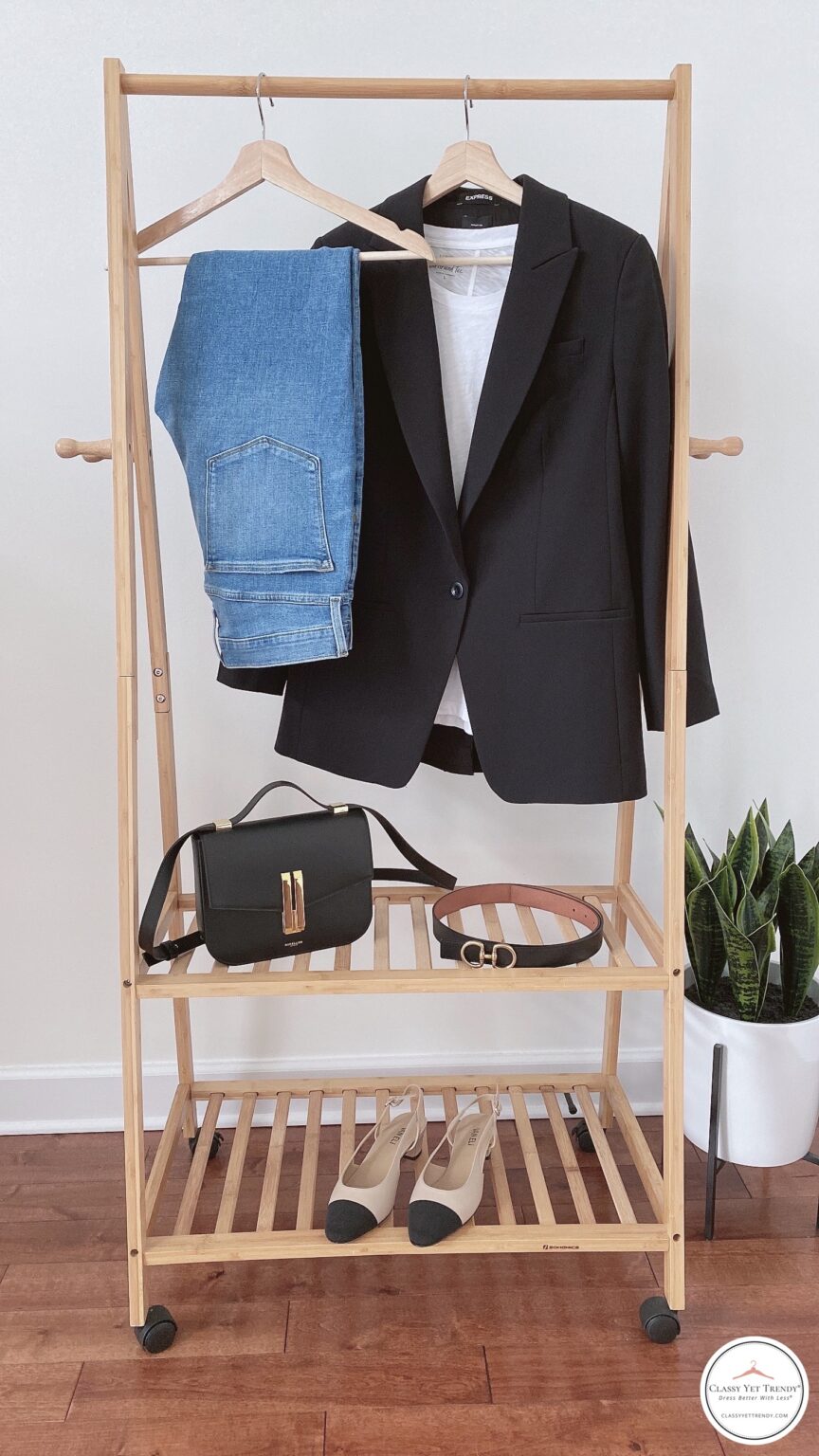 How To Create A Smart-Casual Capsule Wardrobe: 10 Pieces / 9 Outfits