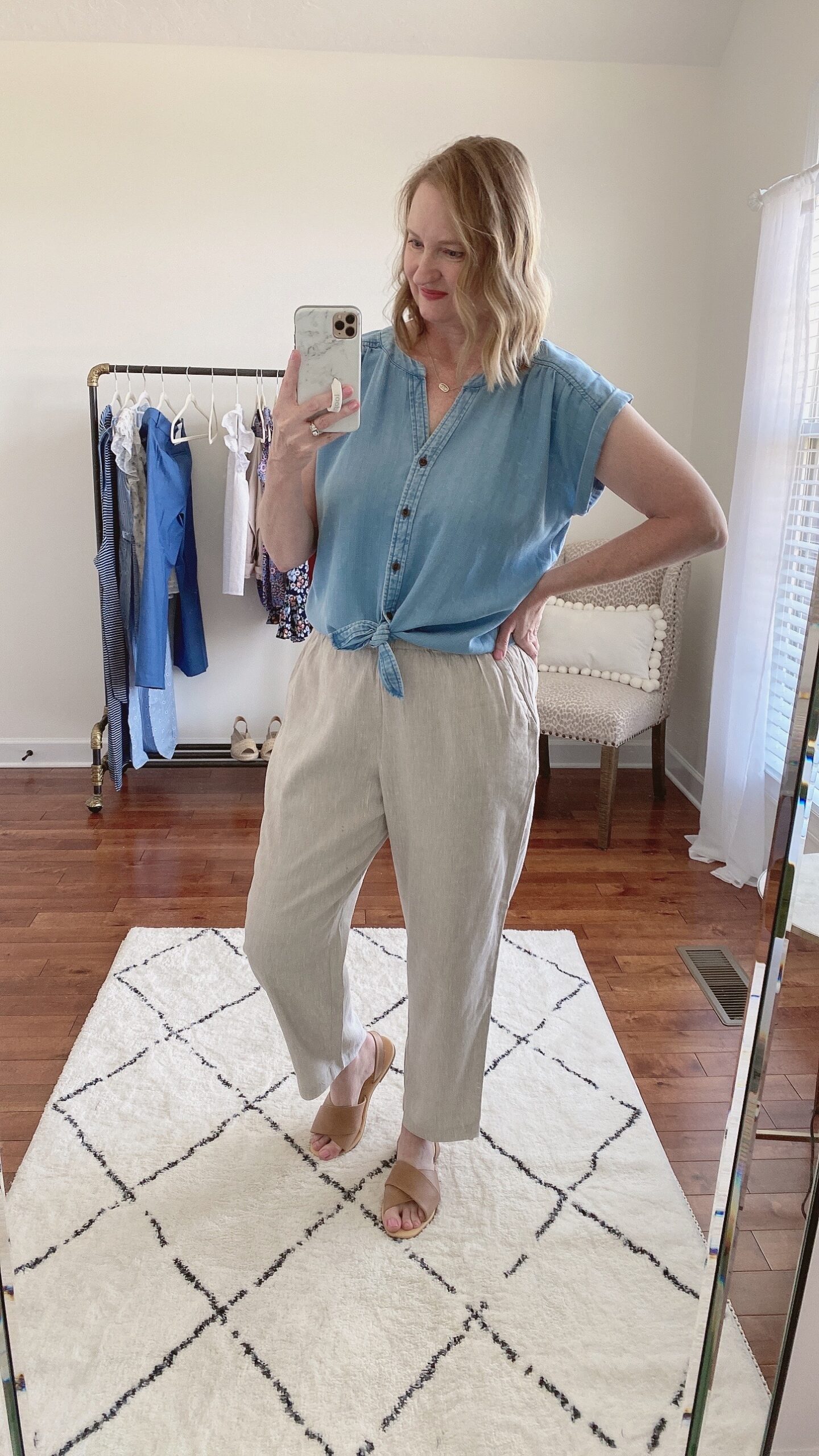 LOFT-NORDSTROM-NISOLO-TRY-ON-OUTFIT-chambray-top-linen-pants
