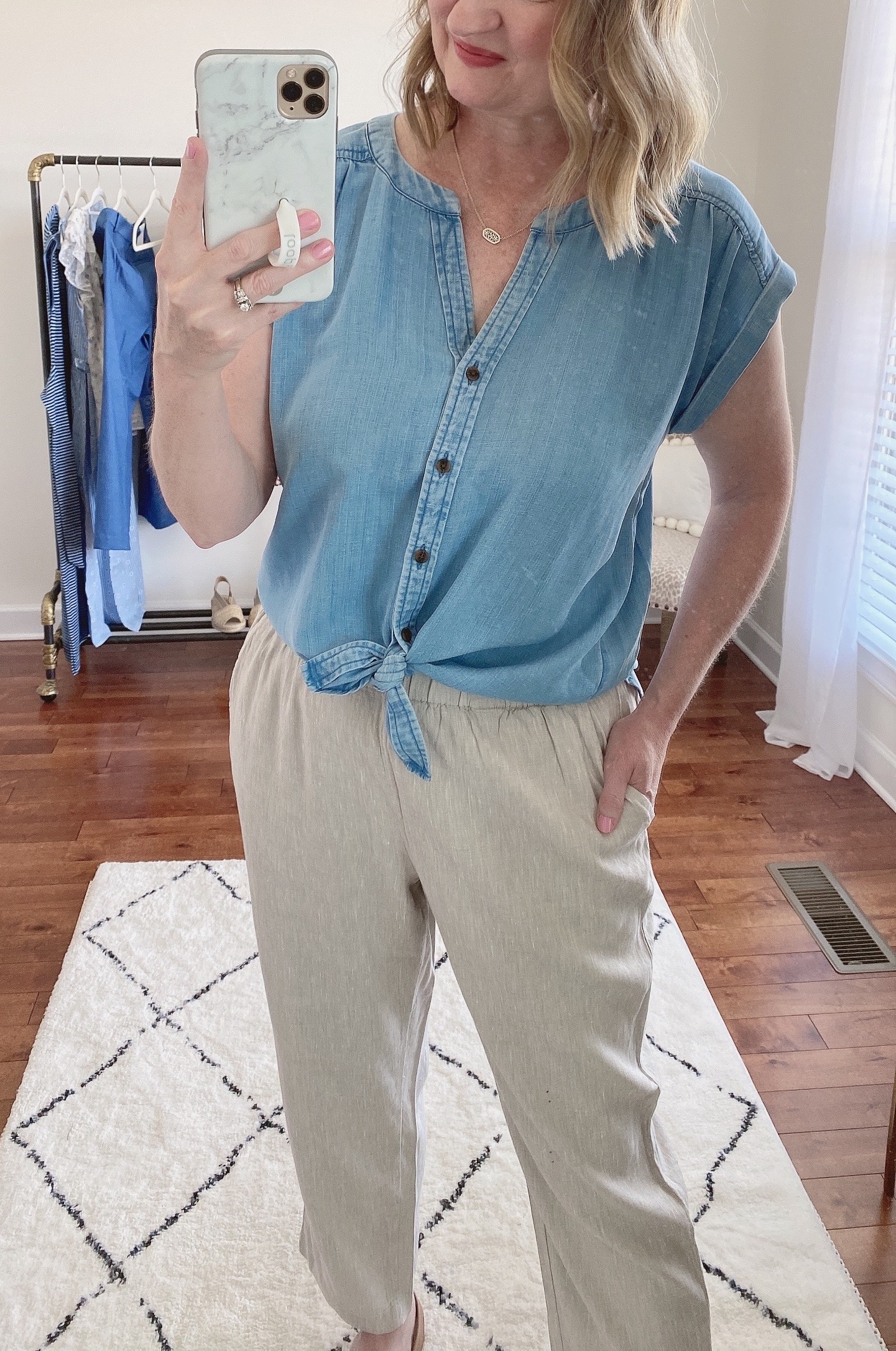 LOFT NORDSTROM NISOLO TRY ON OUTFIT - closeup chambray top linen pants2