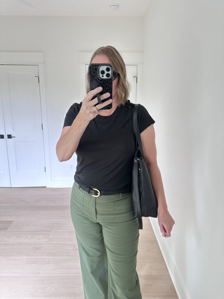 HOW TO STYLE A BLACK AND OLIVE IN A FALL TRANSITION OUTFIT 4