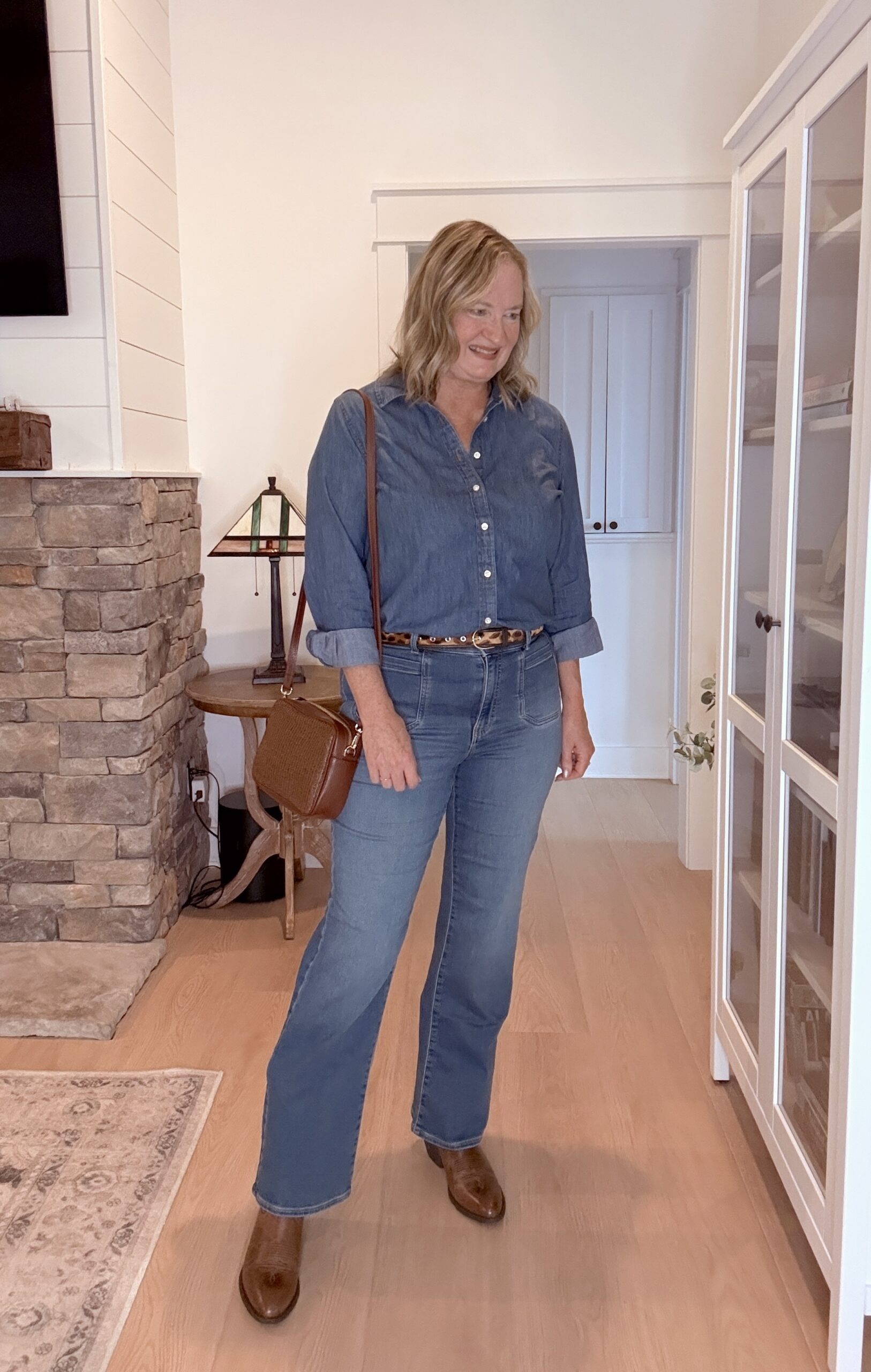 4 WAYS TO WEAR A CHAMBRAY SHIRT AND BOOTCUT JEANS - OUTFIT 2